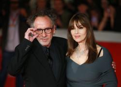 Monica Bellucci e Tim Burton si sono lasciati dopo 3 anni, si erano conosciuti nel 2022 al Festival Lumière di Lione, lei aveva consegnato a lui un premio