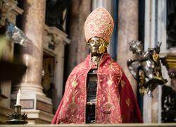 Miracolo di san Gennaro, il cardinale di Napoli Mimmo Battaglia si commuove: "È il sangue di ogni bambino di Gaza che esporrei in questa cattedrale"