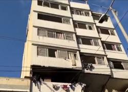 Gaza, raid Idf su case, uccisi oltre 70 civili e 304 i feriti nelle ultime 24 ore, 4 i morti per denutrizione, famiglie tra le macerie di edifici - VIDEO