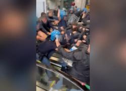 Sciopero per Gaza, sassaiole, cariche della polizia e lacrimogeni in stazione Centrale a Milano contro manifestanti, 10 fermati - VIDEO