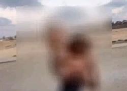 Gaza, il bimbo scalzo e in lacrime che cammina con la sorella in spalla in mezzo alla devastazione: il VIDEO simbolo dell'esodo forzato dei palestinesi