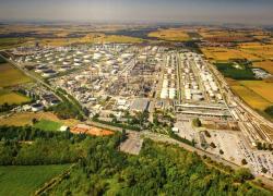 Eni, avviata la trasformazione della raffineria di Sannazzaro in bioraffineria: dal 2028 produrrà HVO e SAF per l’aviazione