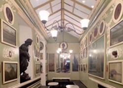 Caffè Greco, sequestrate le 300 opere d'arte del valore di 8 mln € dopo l'indagine sul gestore: quadri, sculture e oggetti di antiquariato