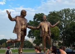 Usa, statua Trump-Epstein mano nella mano comparsa davanti Campidoglio con la scritta "Best friends forever", la Casa Bianca: "Provocazione politica" - VIDEO