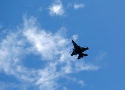 Cieli bollenti, caccia NATO contro bombardieri russi vicini ai confini degli alleati: sfiorato l’incidente aereo tra USA e Lettonia