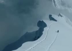 Everest, Andrzej Bargiel primo uomo a scendere dalla vetta con gli sci senza ossigeno supplementare, il VIDEO dell'impresa storica