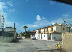 Sequestro a Vittoria, ritrovato 17enne rapito, portato in commissariato da amico dopo essere stato abbandonato in campagna: "Mi hanno trattato bene"