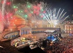 Napoli, città della musica, fa schifo. E chi c’è dietro? La Prefettura apre un’istruttoria. Era ora. Dopo 4 anni che a Piazza Plebiscito sparano decibel e fuochi d’artificio sotto le poltrone incollate al…vabbè avete capito… 
