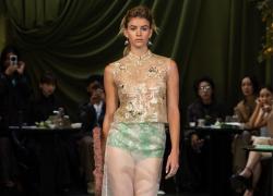Milano Fashion Week SS26: HUI incanta  tra moda e cultura con “The Song of Silver”