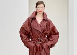 Milano Fashion Week SS26: Ferrari, Rocco Iannone incanta con la sua essenzialità vibrante 