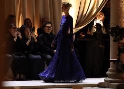 Giorgio Armani, la collezione SS26 è il dono dello stilista a Milano, all’Italia, al mondo. Per Amore.