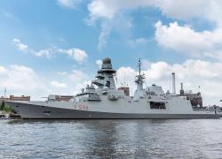 La fregata Alpino lascia la Flotilla a 150 miglia nautiche da Gaza e gli regala un “ciaone”: chi resta in mare cerca lo scontro