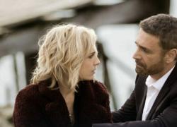 Raoul Bova e Beatrice Arnera insieme al ristorante tra "baci galeotti, abbracci e carezze furtive", poi l'attore "scoppia in lacrime"