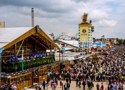 Monaco, Oktoberfest chiuso fino alle 17 per allarme bomba: esplosivi piazzati da uomo in abitazione genitori vicino a festival prima del suicidio