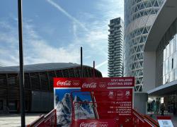 Coca-Cola,  per Milano Cortina 2026 l'installazione di una seggiovia in Piazza Gal Aulenti, il concorso con possibilità di vincere 2 biglietti "One Day"