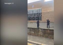 Accoltellamento a Manchester fuori da sinagoga nel giorno dello Yom Kippur, 2 morti, aggressore ucciso da polizia, aveva cintura esplosiva - VIDEO