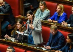Camera, ok a riconoscimento condizionato Palestina ma anche al piano di Trump per Gaza, Schlein attacca Meloni: “Molli la clava e faccia la premier”
