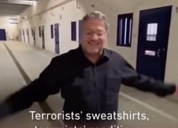 Global Sumud Flotilla, Ben Gvir obbliga attivisti a sedersi per terra in carcere e li insulta chiamandoli "terroristi" - VIDEO choc