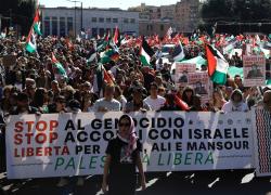 Manifestazione pro-Palestina a Roma, 1 milione per Gaza e Flotilla, striscione "7 ottobre giornata della Resistenza palestinese"