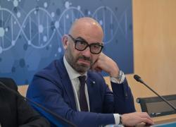 Vaccino Covid, ex poliziotto Diego Costacurta gridò “assassino” a virostar Bassetti per denunciare effetti avversi, assolto: “Nessuna aggressione”