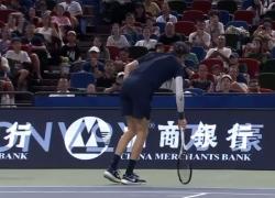 Atp Shanghai 2025, Jannik Sinner si ritira per un infortunio al 3° set contro l'olandese Griekspoor, smorfie di dolore in campo per i crampi - VIDEO