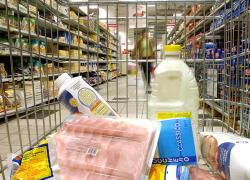 Istat, nel 2024 spesa media mensile delle famiglie cresce dello 0,6%, 2.775€ contro i 2.738 € del 2023, ma il 31% taglia sul cibo