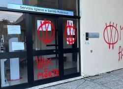 Vicenza, scritta “Medici provax assassini” su sede spisal, virostar Bassetti polemico: “Se avessero insultato Kirk ne parlerebbero tutti”