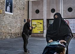 FdI contro velo integrale, ok a progetto di legge per vietarlo in luoghi pubblici, Kelany: “Contrastare nascita enclave con legge sharia”