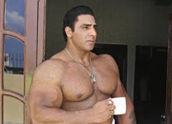 Il bodybuilder vegetariano Varinder Singh Ghuman morto per infarto durante un intervento per una lesione del bicipite, aveva 42 anni