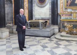 Savoia, lo Zar ed ex Primo Ministro di Bulgaria Simeone II visita alla tomba dei nonni Vittorio Emanuele III ed Elena nel Santuario di Vicoforte 