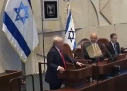 Gaza, Trump alla Knesset ammette complicit&agrave; al genocidio: "Facciamo armi migliori al mondo, ne abbiamo date tante a Israele, le avete usate bene" - VIDEO