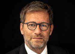 Armani e Symphony Global lanciano joint venture per sviluppare Armani Hotels & Resorts in tutto il mondo, con durata iniziale 20 anni