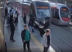 Turchia, donna distratta rischia di essere investita da un tram mentre attraversa i binari, salva grazie a  una guardia giurata che la tira verso sé - VIDEO