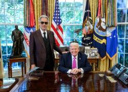 Usa, Trump riceve alla Casa Bianca Andrea Bocelli - il VIDEO del tenore che canta "Con te partirò" nello Studio Ovale per il tycoon