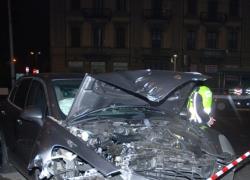 Asiago, auto con 5 giovani si schianta contro rotatoria in via Verdi: 3 ventenni morti sul colpo, uno in fin di vita, il quinto illeso, "velocità folle"