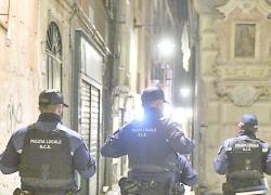 Genova, la polizia locale sgomina la banda che rubava i bagagli ai passeggeri degli autobus turistici