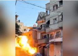 Gaza, raid aerei Idf nel campo profughi di Al-Bureij e a est di Khan Younis, violente esplosioni radono al suolo le case - VIDEO