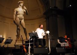 Vinicio Capossela e Mario Brunello tornano in concerto alla Galleria dell’Accademia di Firenze a diciotto anni dalla prima esecuzione
