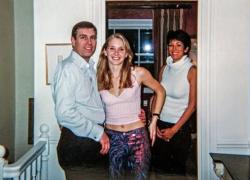 Caso Epstein, nel libro postumo “Nobody’s Girl” di Virginia Giuffre presunte orgie con il principe Andrea: all’epoca la ragazza era 17enne