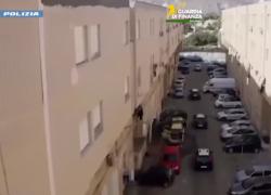 Maxi-blitz allo Zen di Palermo, sequestrate dosi di hashish, cocaina e marijuana, 2 arresti per spaccio, 57 denunce, oltre €50mila di multe - VIDEO