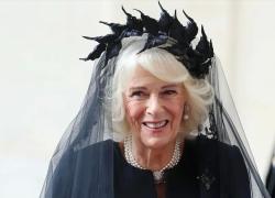 La “corona di spine” della Regina Camilla per la preghiera in Vaticano con Papa Leone XIV fa discutere. Chi le ha consigliato questo look che ricorda Cristo in croce? 