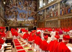 Santi e peccatori: il prete-giornalista 81enne Antonio Pelayo che durante il conclave voleva “convertire” un collega… a letto