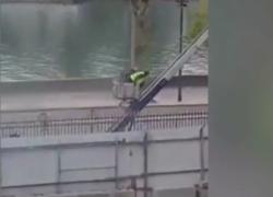 Furto al Museo del Louvre, i ladri scendono dal montacarichi e fuggono in scooter con il bottino da € 88 milioni - VIDEO