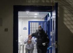 Israele, le immagini choc dei detenuti palestinesi torturati e umiliati: ammanettati, chinati a terra, trascinati da agenti Idf a volto coperto