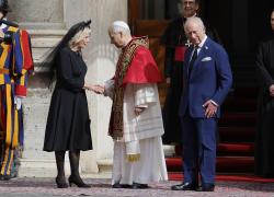 Regina Camilla in abito nero da papa Leone XIV, il significato del vestito e il rigido protocollo vaticano per le donne non cattoliche