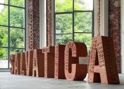 Castello Sforzesco, la mostra "Leonardo Parlante"﻿ di D’Alessandro fa rivivere il Codice Trivulziano grazie alle sue parole-scultura
