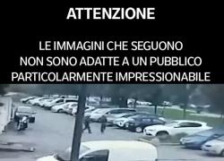 Il VIDEO dell'omicidio di Luciana Ronchi, 14 coltellate in 17 secondi: Luigi Morcaldi scende dal motorino e la colpisce, lei cade a terra