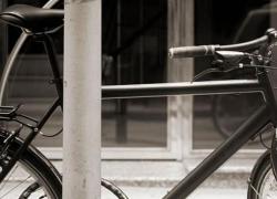 Ferrara, multe fino a 800€ per biciclette legate al palo, cittadini: "Serve buon senso, se non danno fastidio dove è il problema?"