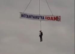 Trebisonda (Turchia), manifestanti appendono a gru effigie raffigurante premier israeliano accompagnata da scritta "Esecuzione a Netanyahu" - VIDEO