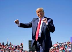 Donald balla, il mondo trema: deliri diplomatici a ritmo di pop in un’Asia che non perdona